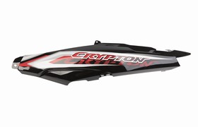 CACHA BAJO ASIENTO YAMAHA NEW CRYPTON 110 (IZQ) NEGRO CALCO ROJO MTC [C80745]